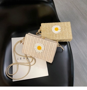 Détail du sac bandoulière en paille avec marguerite brodée et bandoulière en corde