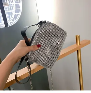 Détail du mini sac strass argenté montrant des cristaux étincelants et une anse en cuir