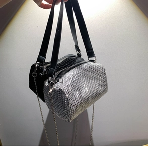 Détails de sacs cylindriques à strass étincelants en noir et argent avec bandoulière