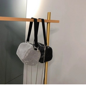 Détail de sacs seaux en strass argentés et noirs avec double bandoulière et chaîne