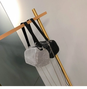 Détails des sacs cylindriques en strass argentés et noirs avec bandoulières