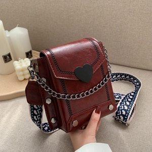 Damen Retro PU Leder Umhängetasche Mode Kleine Quadratische Tasche Mit Herz Deko Breiter Webriemen Kette Nieten Handtasche