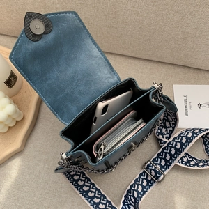 Blaue Vintage-Umhängetasche mit Herz-Schnalle und Innenansicht für Smartphone