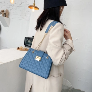 Borsa a tracolla trapuntata blu in ecopelle con catena dorata portata a spalla