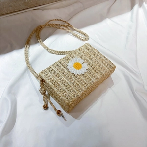 Sac à bandoulière en paille tissée avec détail de marguerite blanche et corde tressée