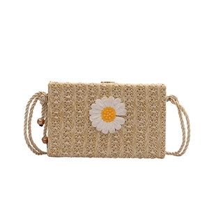 Sac à bandoulière en paille d'été avec broderie marguerite et perles en bois