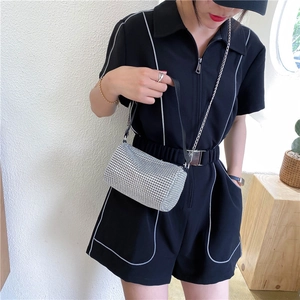 Sac bandoulière cylindrique argenté avec strass, chaîne et finition métallique brillante