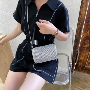 Petit sac carré argenté avec strass brillants, chaîne en métal et poignée cuir