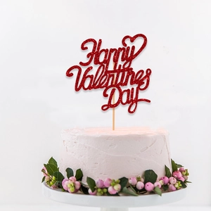 Adorno de pastel Happy Valentine's Day con purpurina roja sobre pastel de crema blanca