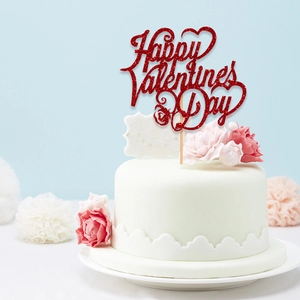 Detalle del topper de pastel rojo brillante Happy Valentine's Day con diseño de corazón y rosa