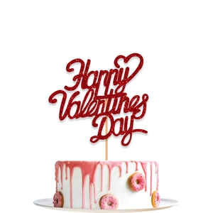 Primer plano de decoración roja brillante Happy Valentine's Day sobre tarta rosa