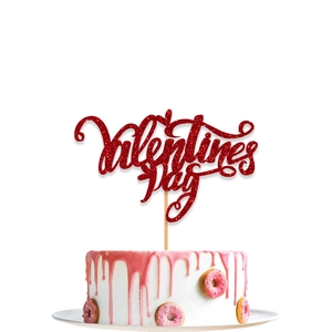 Decoración de pastel roja brillante Valentine's Day sobre un pastel con glaseado rosa