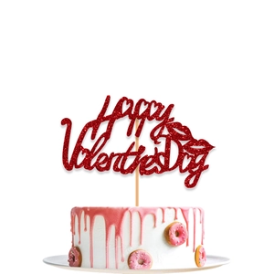 Primer plano del adorno de pastel Happy Valentine's Day rojo brillante con corazones