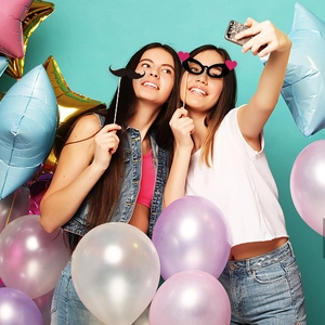 Valentijnsdag fotorekwisieten set met ballonnen en grappige feestaccessoires kit