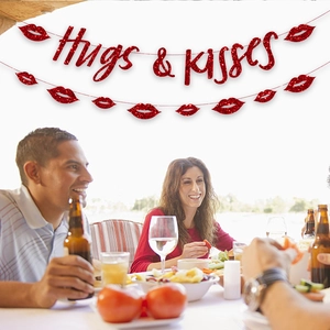 Bannière rouge pailletée Hugs & Kisses avec lèvres pour décoration de fête