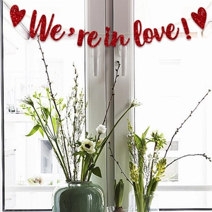 Pancarta roja brillante We're in love! con corazones para decorar bodas y compromisos