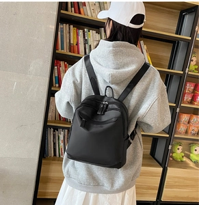 Détail d'un sac à dos minimaliste en nylon noir imperméable pour le quotidien