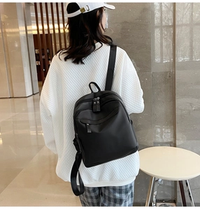 Vue arrière d'un mannequin portant un sac à dos moderne en nylon noir élégant