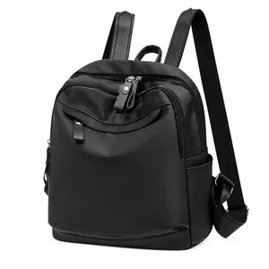 Vue latérale détaillée du sac à dos en nylon noir avec compartiments et poches latérales