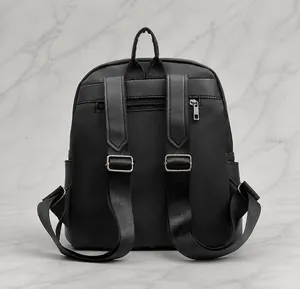 Vue arrière du sac à dos en nylon noir avec bretelles réglables et poche antivol
