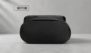 Vue détaillée du fond renforcé d'un sac à dos minimaliste en nylon noir élégant