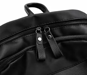 Détail de la double fermeture éclair fluide sur le sac à dos noir en nylon