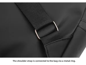 Détail de la bandoulière tissée et de la boucle métallique sur le sac à dos noir