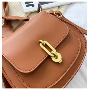 Dettaglio della fibbia in metallo dorato su una borsa a sella marrone in pelle PU vintage