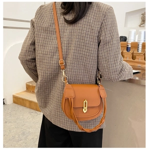 Borsa a sella classica color cammello con fibbia a U dorata e manico intrecciato