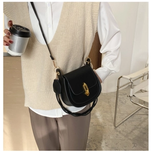 Borsa a sella classica in pelle nera con fibbia dorata a forma di U distintiva