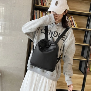Sac à dos classique en nylon noir avec poches zippées pour un style urbain quotidien