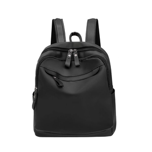 Sac à dos classique en nylon noir avec détails en cuir et fermeture éclair frontale