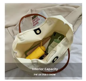 Dettaglio macro dell'interno della borsa tote in tela con grande capacità e chiusura magnetica