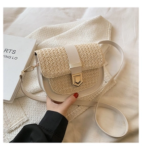 Detail der gewebten Stroh-Schultertasche mit Lederbesatz und goldener Schildschnalle