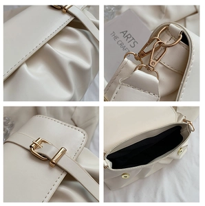 Detalles del bolso bandolera color crema con textura plisada y herrajes dorados