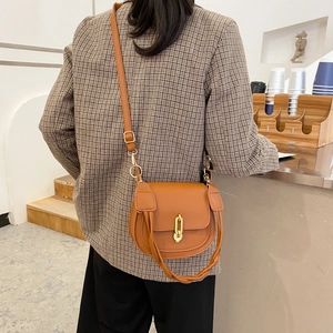 Borsa a sella marrone da donna con fibbia a catena dorata e manico intrecciato in stile retrò