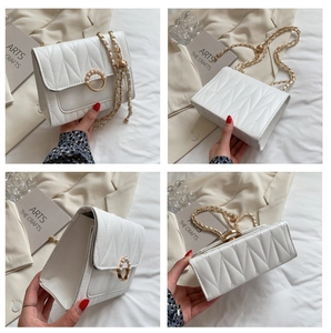Vues détaillées du sac matelassé blanc avec boucle perle et chaîne dorée élégante