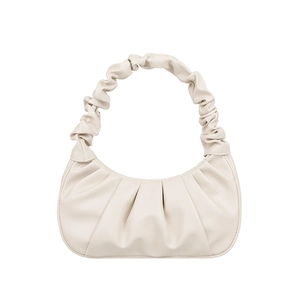 Sac nuage plissé beige minimaliste avec forme moderne en demi-lune sur fond blanc