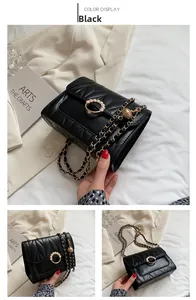 Détail du sac matelassé noir avec boucle dorée à perles et bandoulière chaîne ajustable