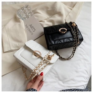 Détail de sacs en cuir matelassé avec chaîne dorée et boucle de perle chic