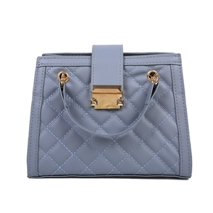 Sac bandoulière matelassé bleu-gris élégant avec boucle dorée et chaîne
