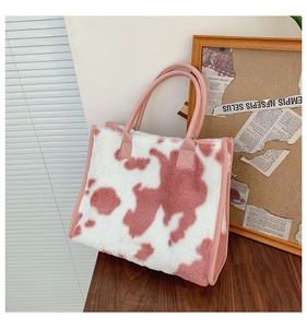Dettaglio della borsa tote in ecopelliccia maculata rosa e bianca con manici in pelle
