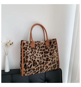 Dettaglio della borsa tote leopardata in ecopelliccia con manici in pelle marrone