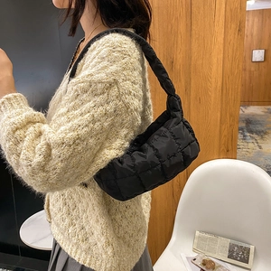 Borsa hobo trapuntata nera minimalista a spalla con grande capacità e consistenza morbida