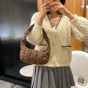 Borsa hobo trapuntata marrone stile nuvola con trama imbottita e tracolla integrata