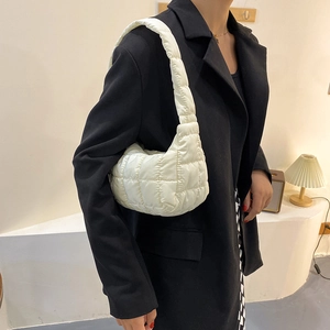 Grande borsa hobo trapuntata bianca con design minimalista effetto nuvola