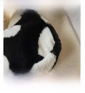 Gros plan sur la texture en fausse fourrure douce avec motif vache noir et blanc