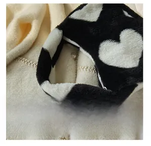 Détail du sac cabas en peluche à motif cœur avec texture en fausse fourrure douce