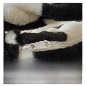 Vue macro détaillée de la fermeture éclair blanche en plastique sur le sac en peluche