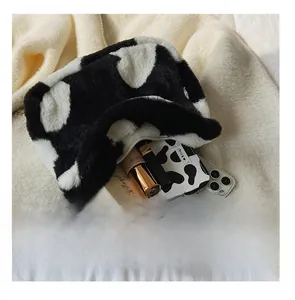 Détail présentant la capacité intérieure d'un sac à bandoulière en peluche motif vache